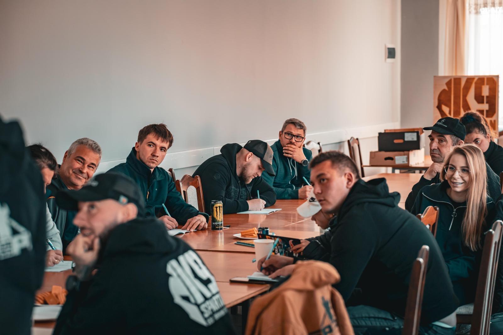 Szkolenie psów w sali treningowej